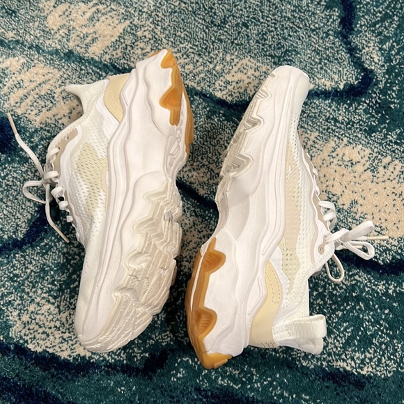 WOMEN'S KINETIC™ BREAKTHRU DAY LACE SNEAKER SIZE 7 - Picture 2 of 7